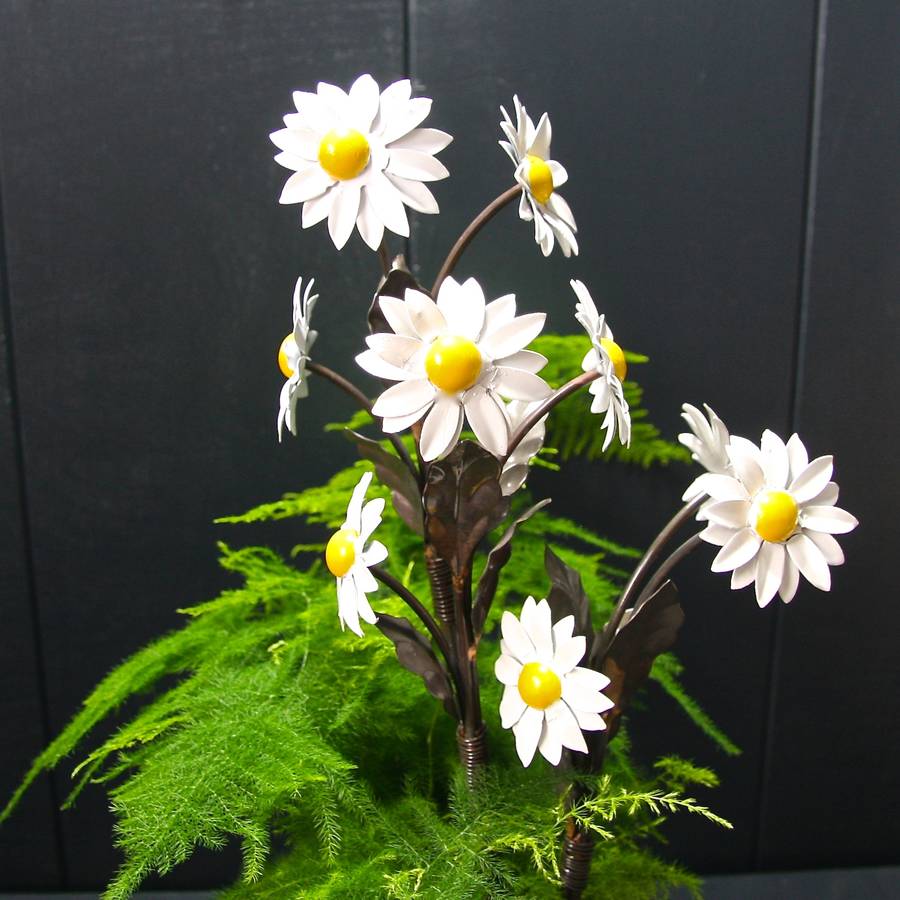 handpainted daisy sculptures by london garden trading