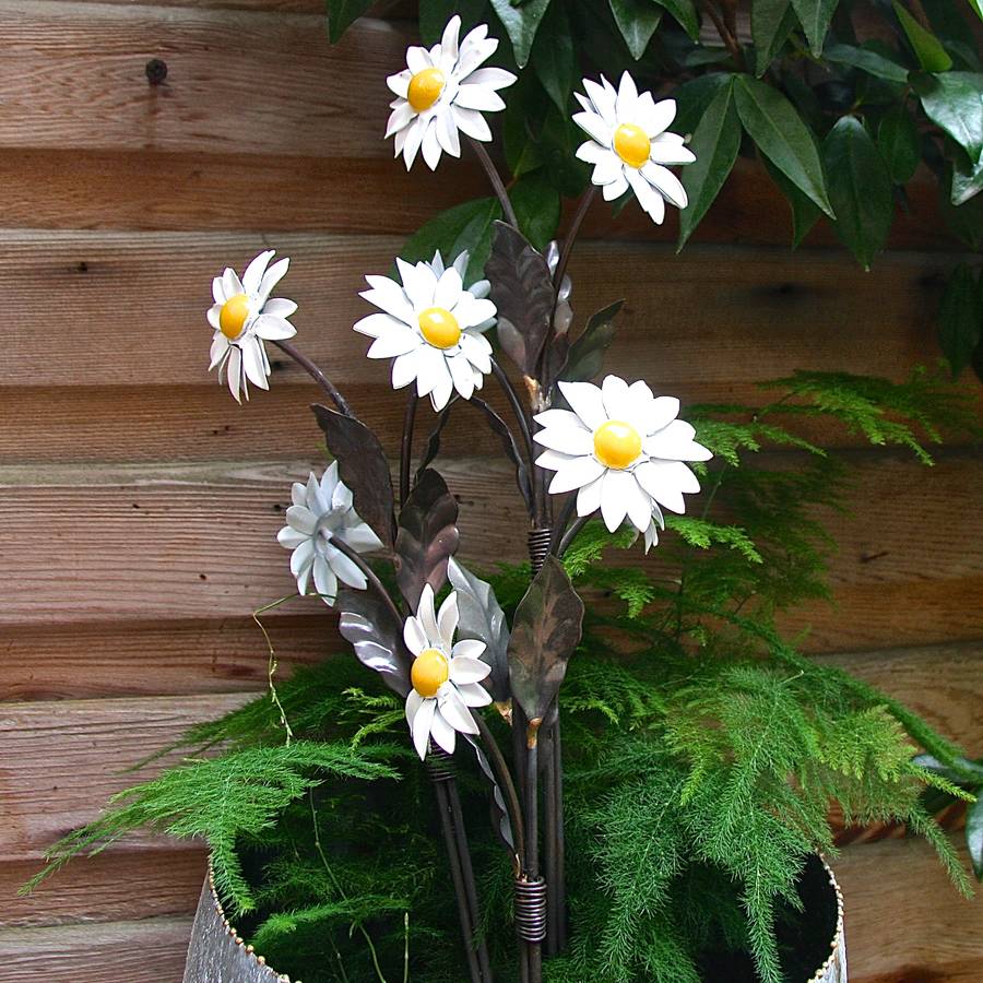 handpainted daisy sculptures by london garden trading