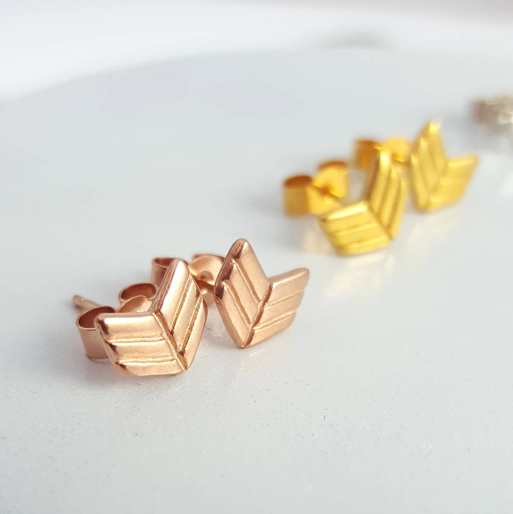 arrow stud earrings by essentia by love lily rose