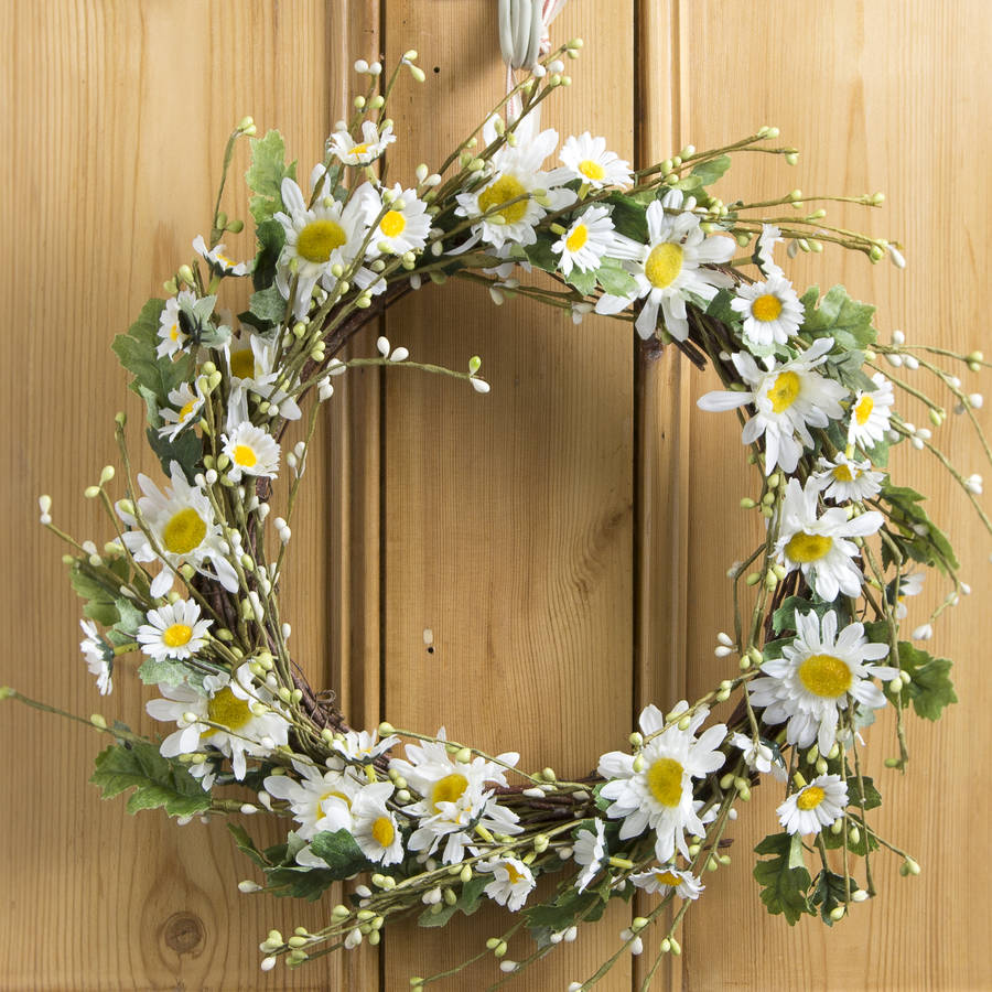 daisy wreath by the chicken and the egg