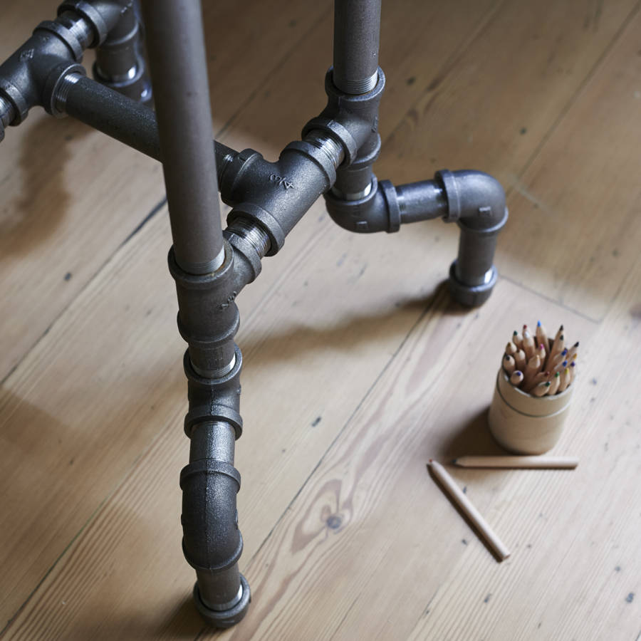 Steel pipe outlet stool