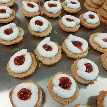 White Choc And Raspberry Cookie Sandwich – Fruit Centre, 2 of 3