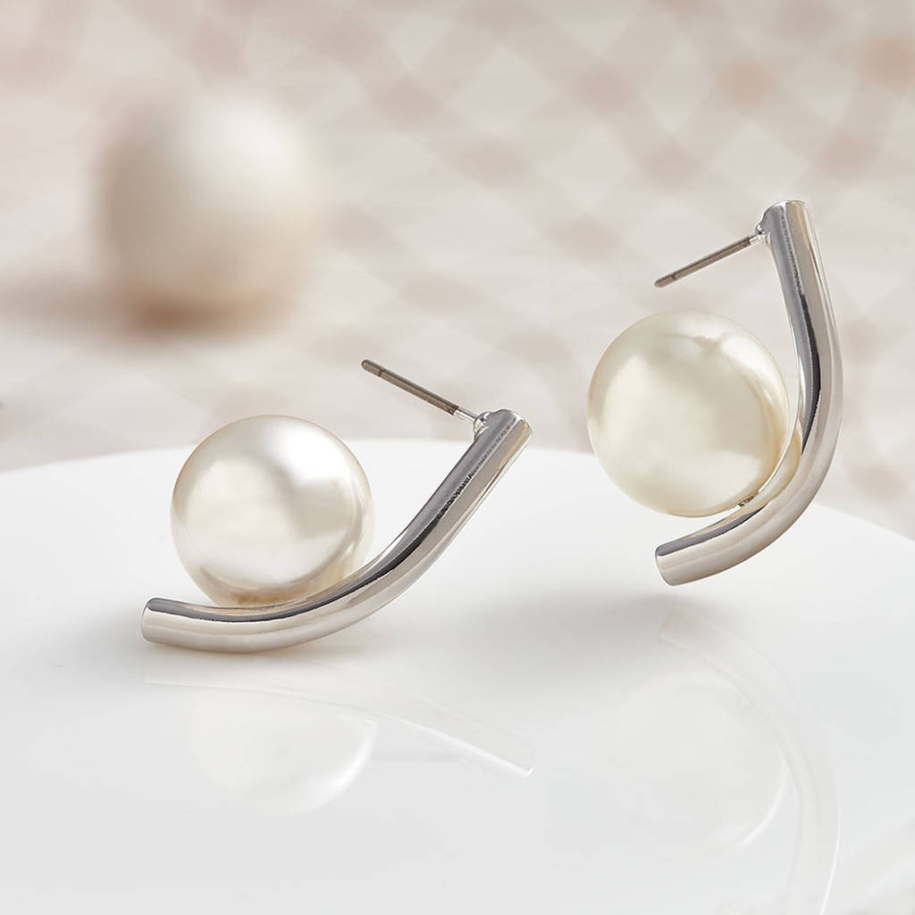 contemporary pearl earrings