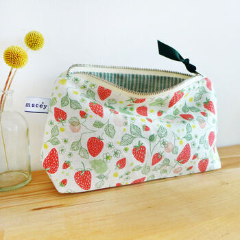 Strawberries Mid Pouch, 5 of 5