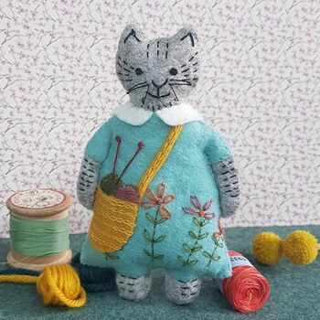 Mrs Cat Loves Knitting Felt Craft Kit, 2 of 3
