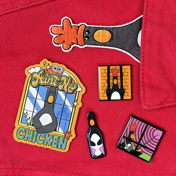 Wallace And Gromit | Feathers Mcgraw Window Enamel Pin Badge, 3 of 4