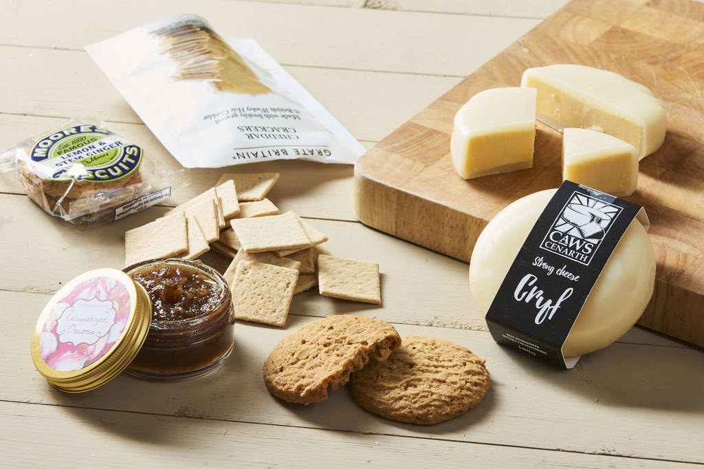 luxury cheese and biscuits hamper by post by letter box hamper