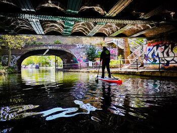 Master Paddleboarding Through London For One, 2 of 8