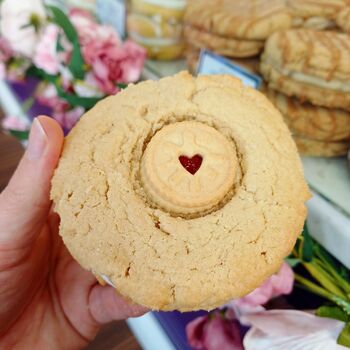 Vegan Jammie Dodger Cookie Sandwich – Raspberry Jam, 2 of 6