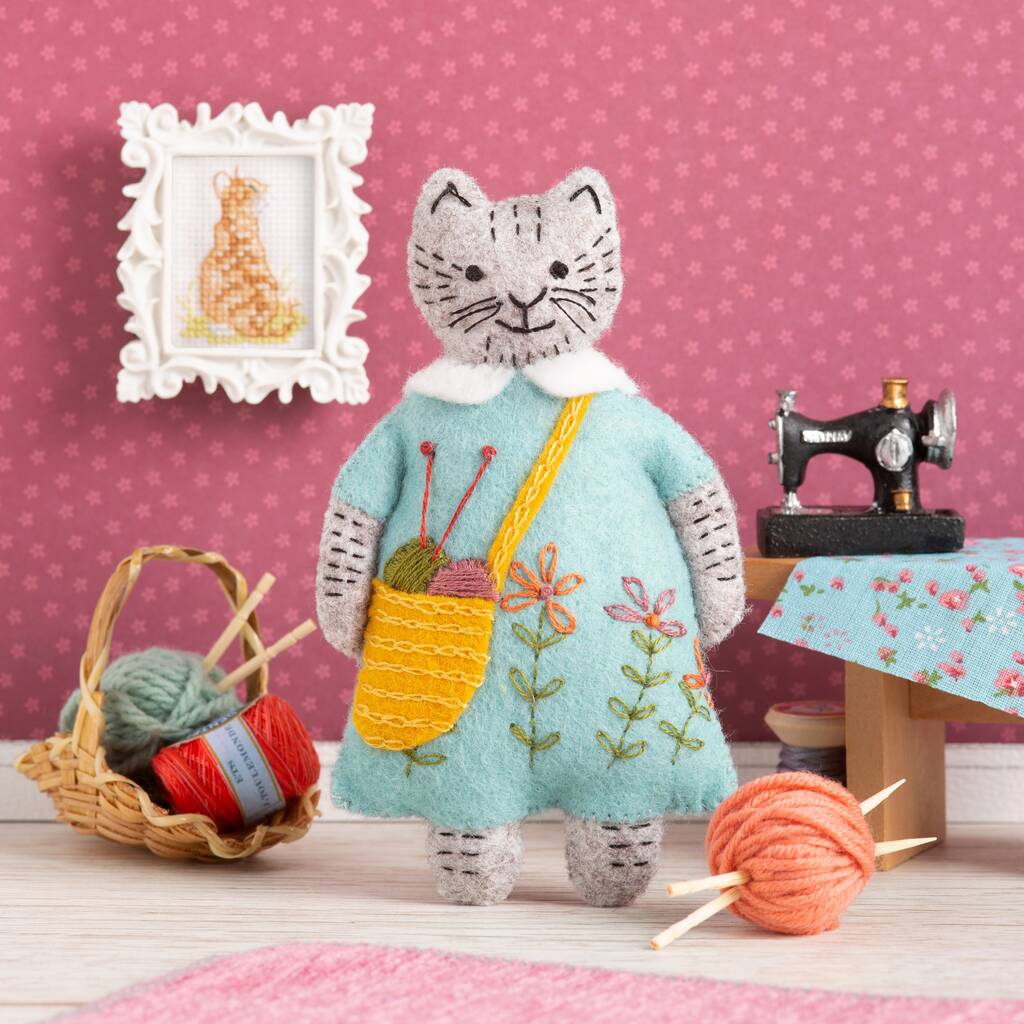 Mrs Cat Loves Knitting Felt Craft Kit, 1 of 3