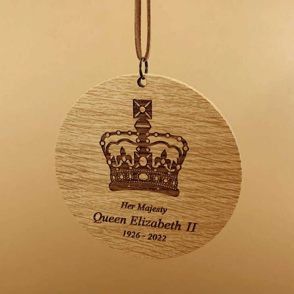 Queen Elizabeth Ii Memorial Hanging Oak Decoration, 1 of 3