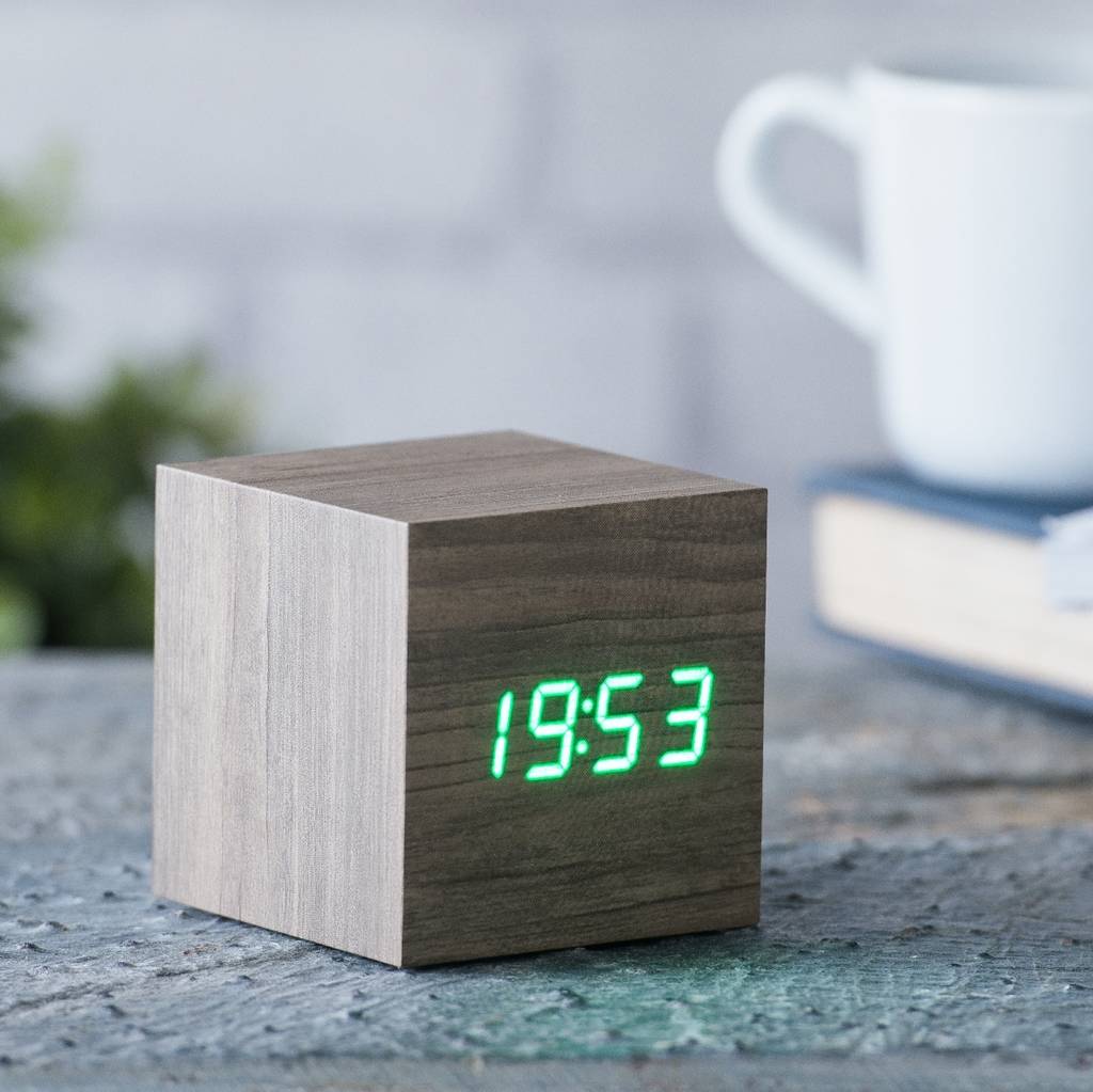 Куб время работы. Часы-будильник Wooden Clock кубик коричневый. Cube Ash (куб аш). Часы куб. Часы куб дерево.