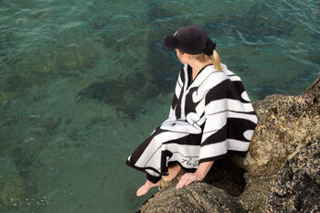 The Fluff Poncho Storm Black, 2 of 5