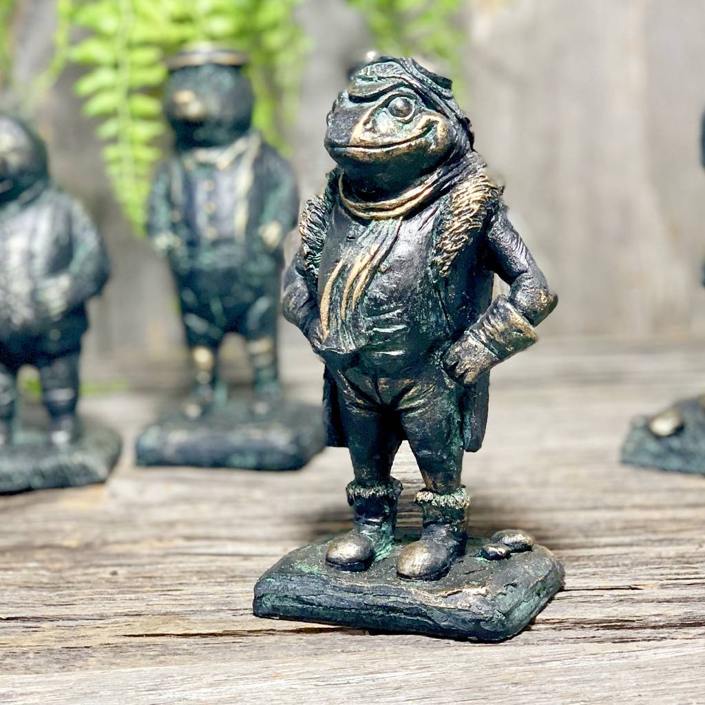 garden toad statue