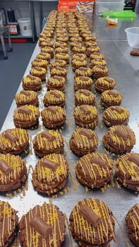 Galaxy Caramel Cookie Sandwich – Runny Caramel Centre, 2 of 3