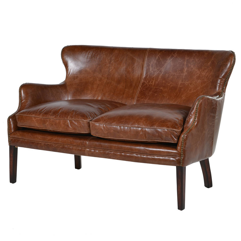 Кожаные двухместные. Кожаный диванчик. Коричневый кожаный диван. Кожаные диваны с деревянной отделкой. Кожаный диван классика с деревянной отделкой.