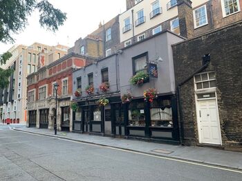Pies, Pints And Peculiar Pubs Walking Tour Experience, 8 of 12