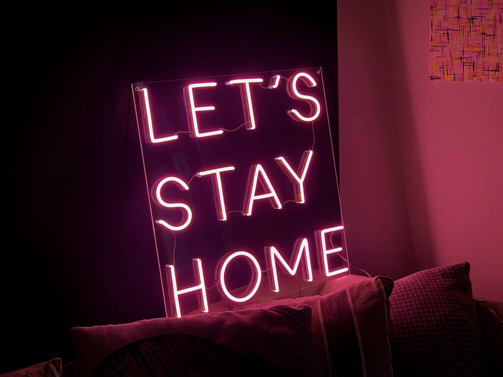 Неоновая надпись Lets stay in Bed. Stay Home движение. Let me stay. Making him stay