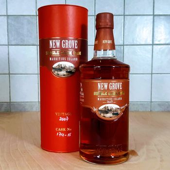 New Grove Single Cask Rum No 174 15, 3 of 3