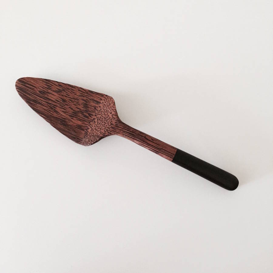 coconut wood cake server by qäsa qäsa