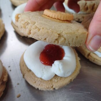Vegan Jammie Dodger Cookie Sandwich – Raspberry Jam, 5 of 6