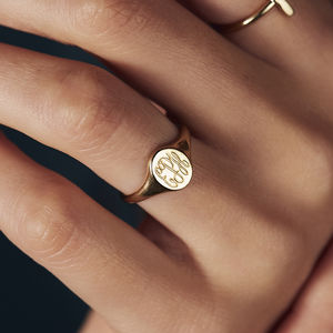 Men S Rings Notonthehighstreet Personalised Monogrammed Signet Ring Gifts For Sisters