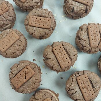 Vegan Bourbon Cookie Sandwich – Chocolate And Cream, 3 of 4