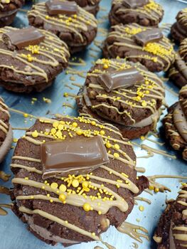 Galaxy Caramel Cookie Sandwich – Runny Caramel Centre, 3 of 3