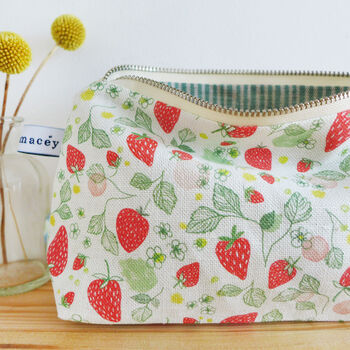 Strawberries Mid Pouch, 4 of 5