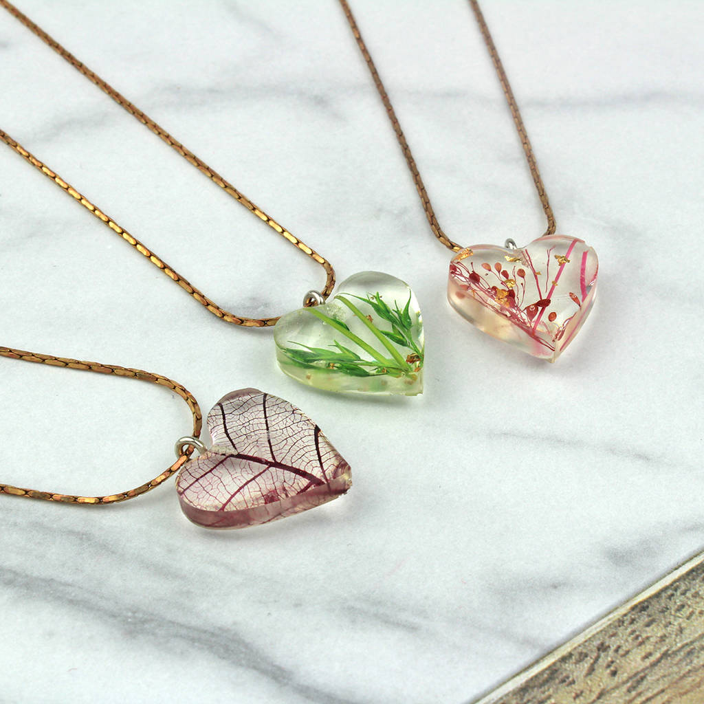 wren resin and dried flower necklace by charlie boots