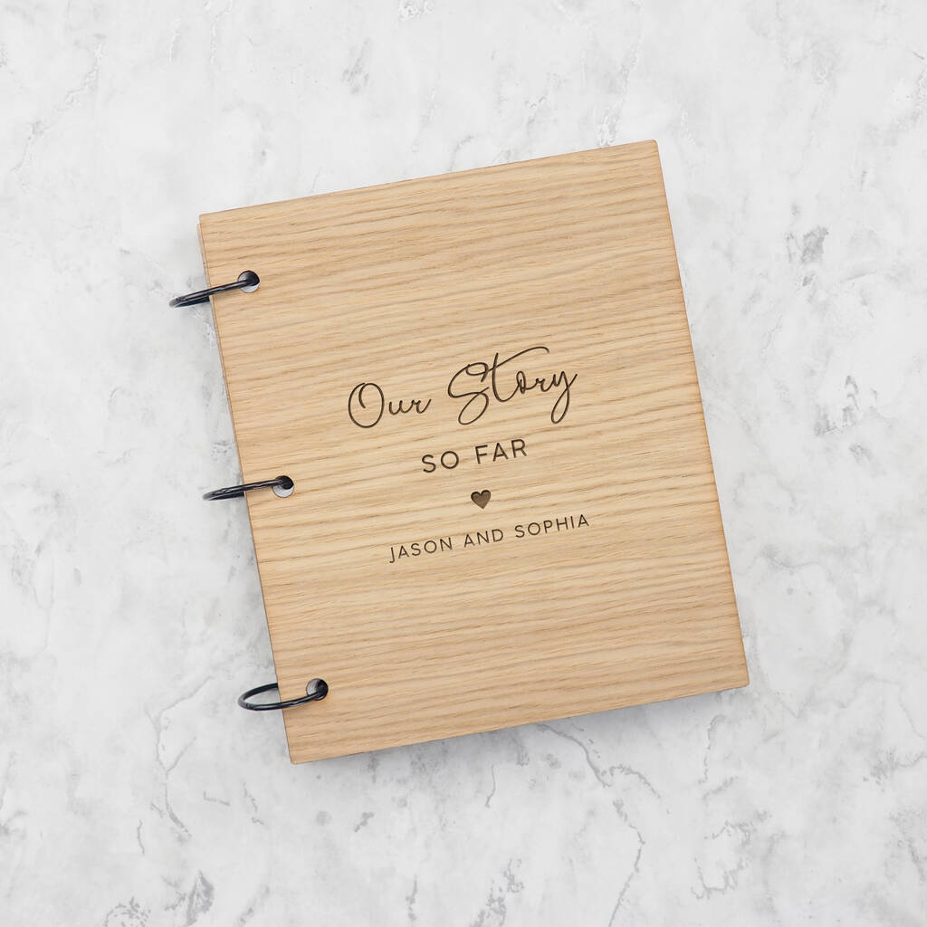 1 Year – Our Story So Far | Album Fotografico In Legno Inciso, Formato A5, 40 Pagine, Regalo Primo Anniversario