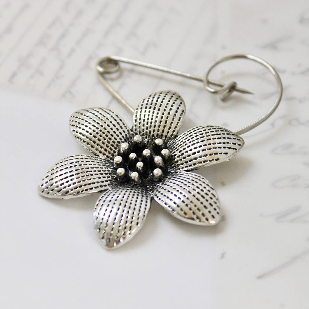 swirl pin brooch with a stunning flower by zamsoe