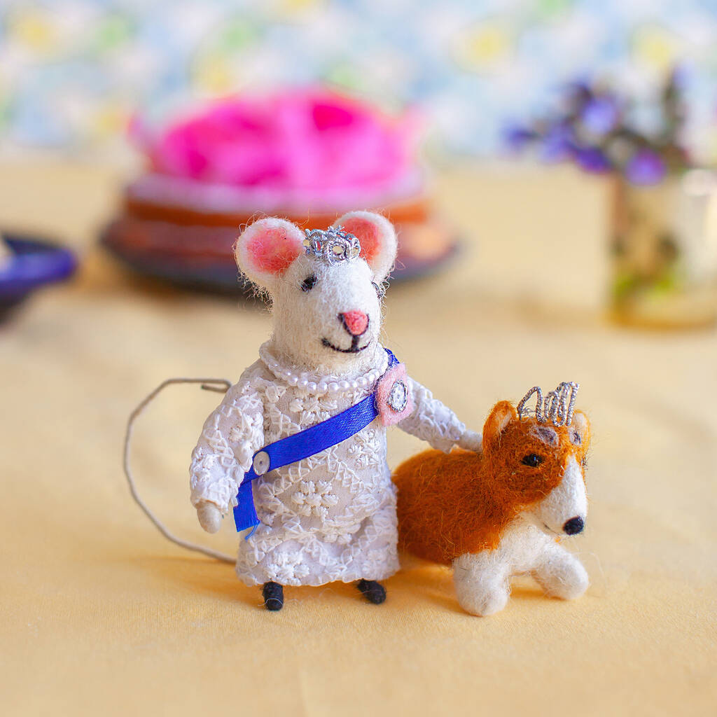 Jubilee Queen Mouse With Princess Corgi, 1 of 5