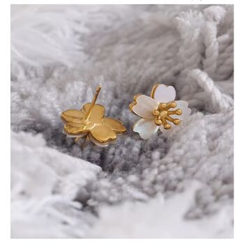 Monaco D’or Pearl Vintage Gold Centi Flower Earrings, 3 of 4