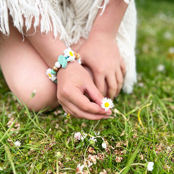 Make Your Own Daisy Chain Bracelet, 6 of 7