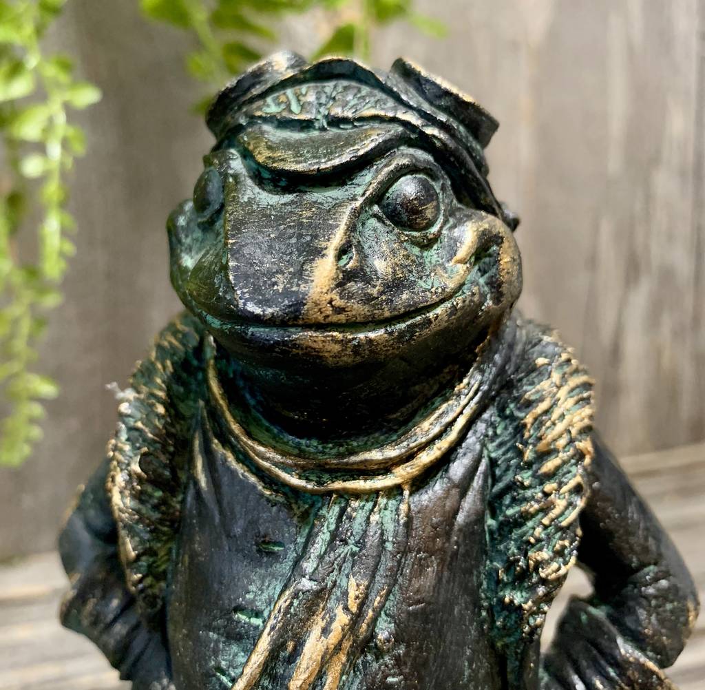horned toad garden statue
