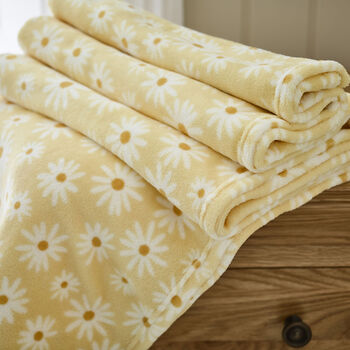 Cozy Daisy Supersoft Comfort Throw 240gsm, 4 of 4