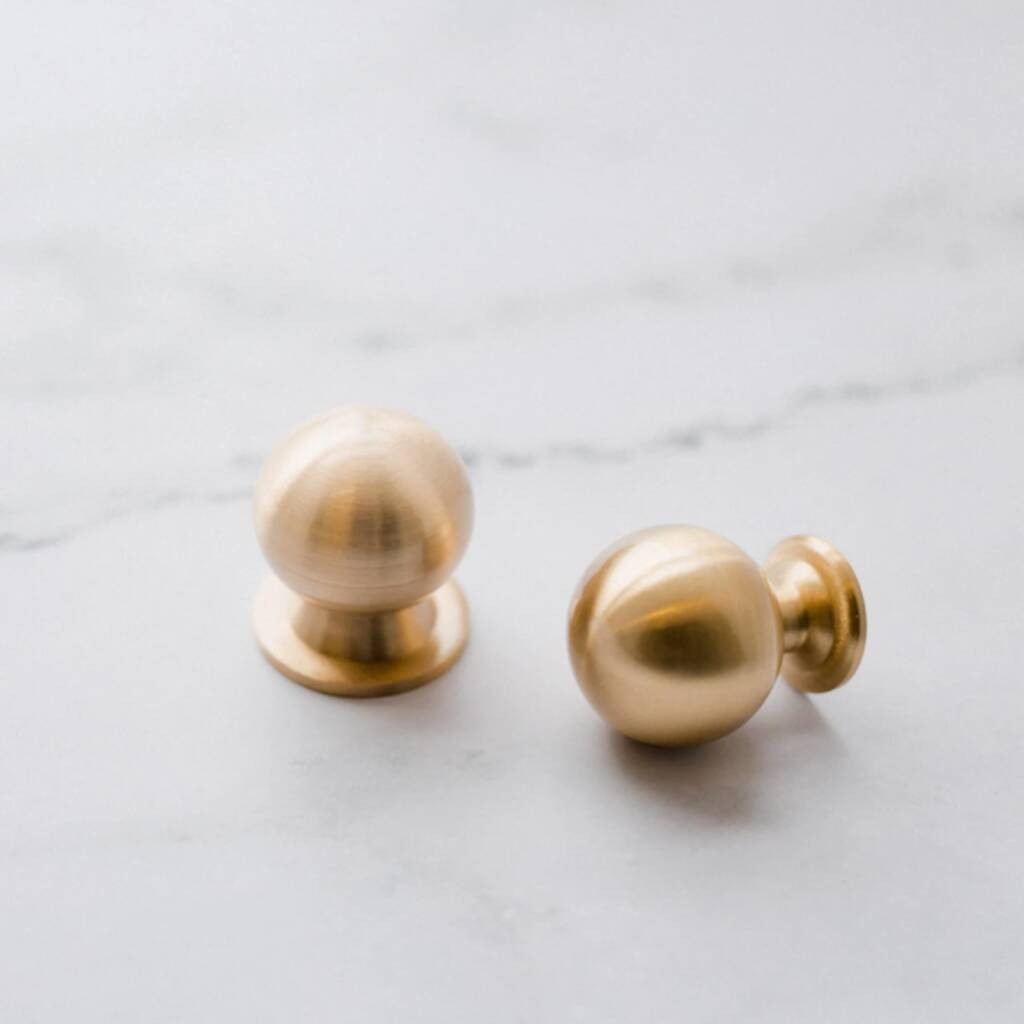 Round Traditional Style Brass Handle Knob