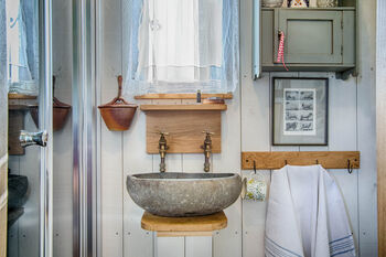 Hither Shepherd Hut Writer’s Retreat With Woodfired Hottub, 6 of 11