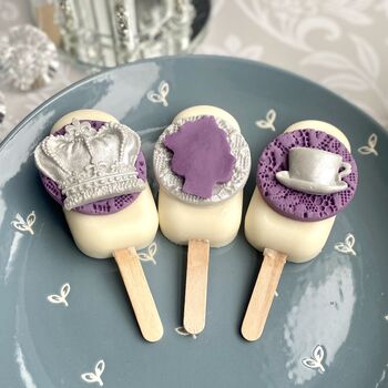 Queen's Jubilee Personalised Trio Of Cakesicles, 3 of 12