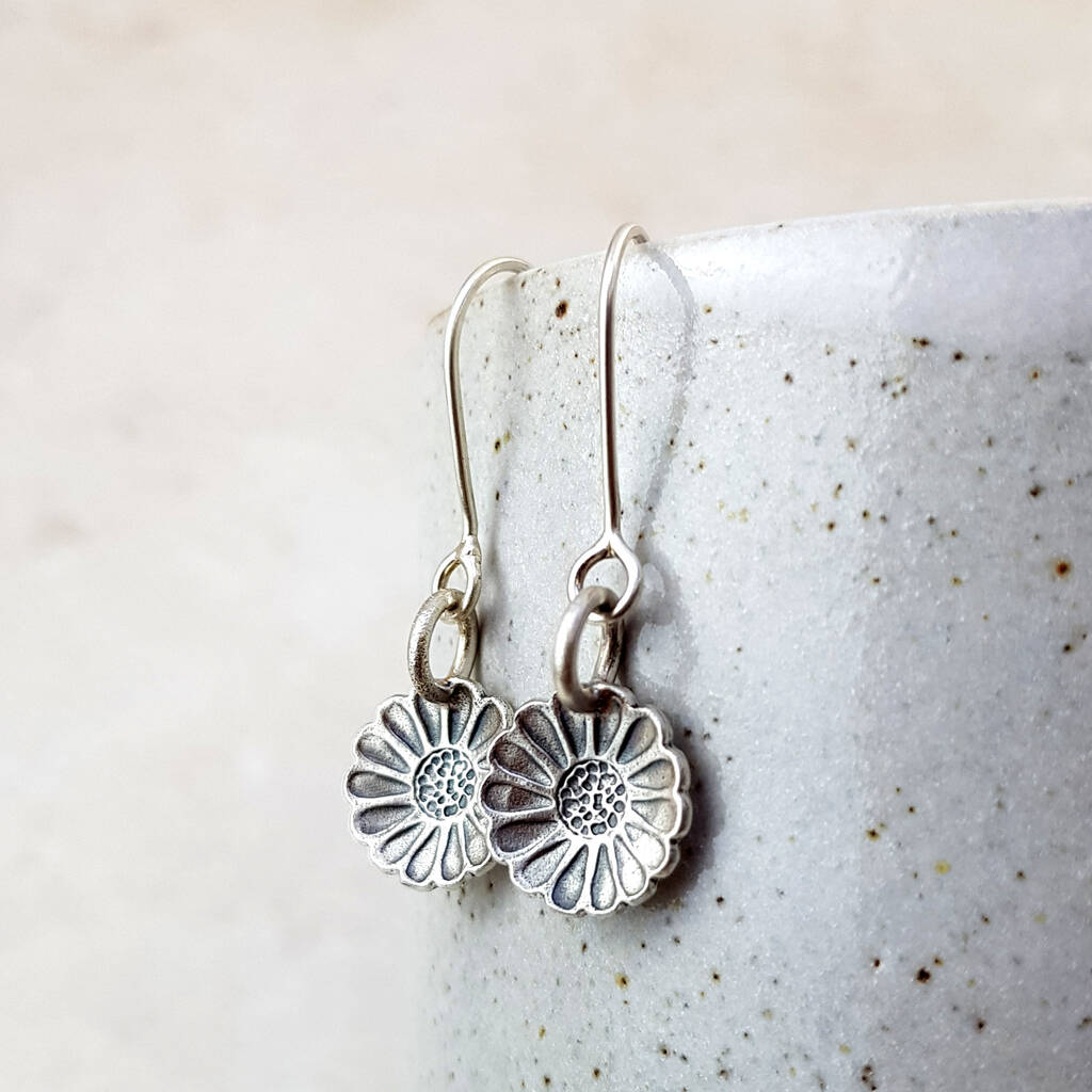 dangling daisy earrings