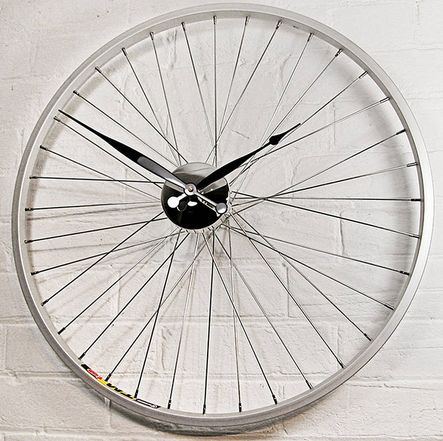Часовые колеса. Час настенные «Bike Wheel Clock». Велосипедное колесо в интерьере. Часы из велосипедного колеса. Часы на стену из велосипедного колеса.